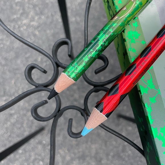 💄Revolution x Batman Harley Quinn and Poison Ivy Eyeliner Duo - Picture 5 of 7